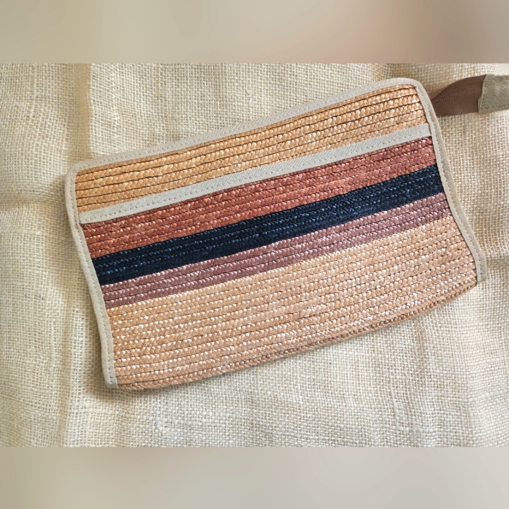Vintage Liz Claiborne Neutral Tonws woven straw clutch.